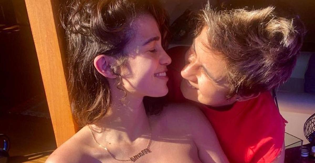 De biquíni, Nanda Costa exibe o barrigão durante viagem com Lan Lanh por Paraty