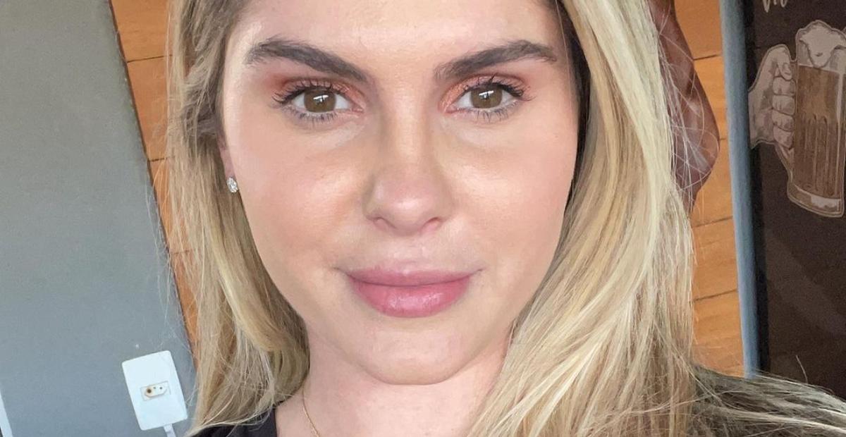 Só de maiô preto, Bárbara Evans curte passeio de lancha: ”14 kg a mais de pura felicidade”