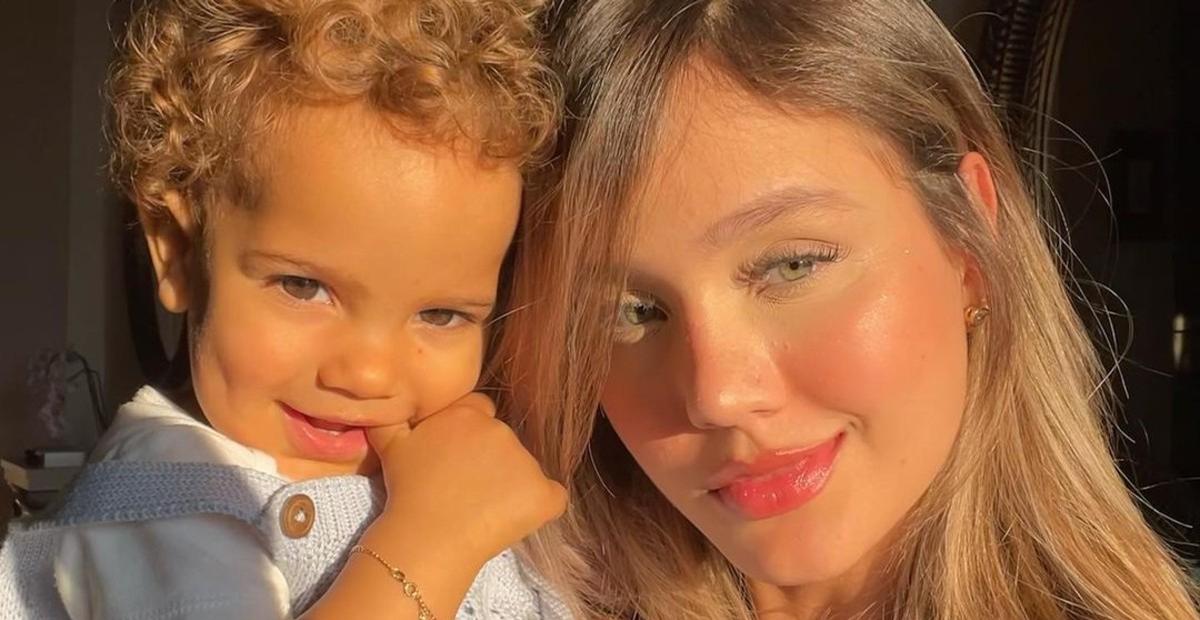 Grávida, Biah Rodrigues publica registro grudadinha com o primogênito: ”Meu carrapatinho”