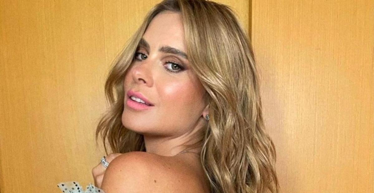 Carolina Dieckmann se exibe de biquíni em frente ao espelho e ostenta shape impecável: ”Que corpo”