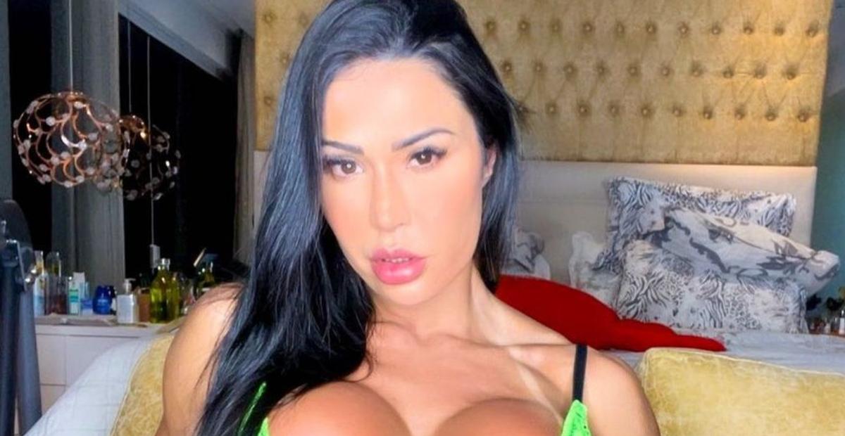 Com biquíni mínimo, Gracyanne Barbosa toma banho de mangueira e ostenta bumbum GG: ”Que shape!”