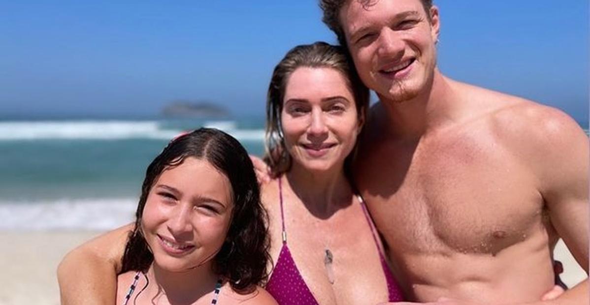 Antes de viajar a trabalho, Leticia Spiller curte praia ao lado dos filhos: ”Família linda”