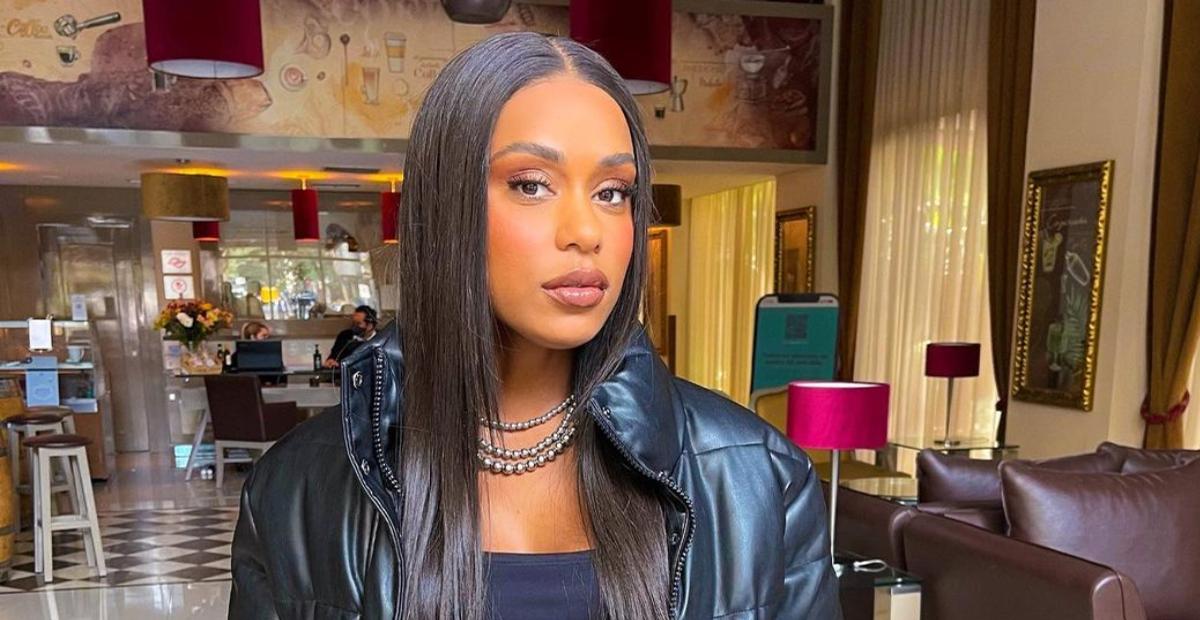 MC Rebecca esbanja um corpo escultural ao surgir de biquíni em cenário paradisíaco