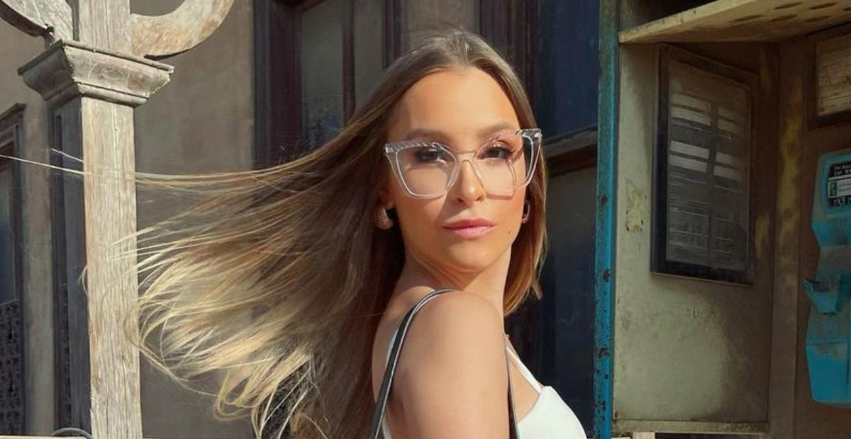 No Egito, Carla Diaz surge com pulseira igual à de sua personagem em ‘O Clone’: ”Nostalgia pura!”