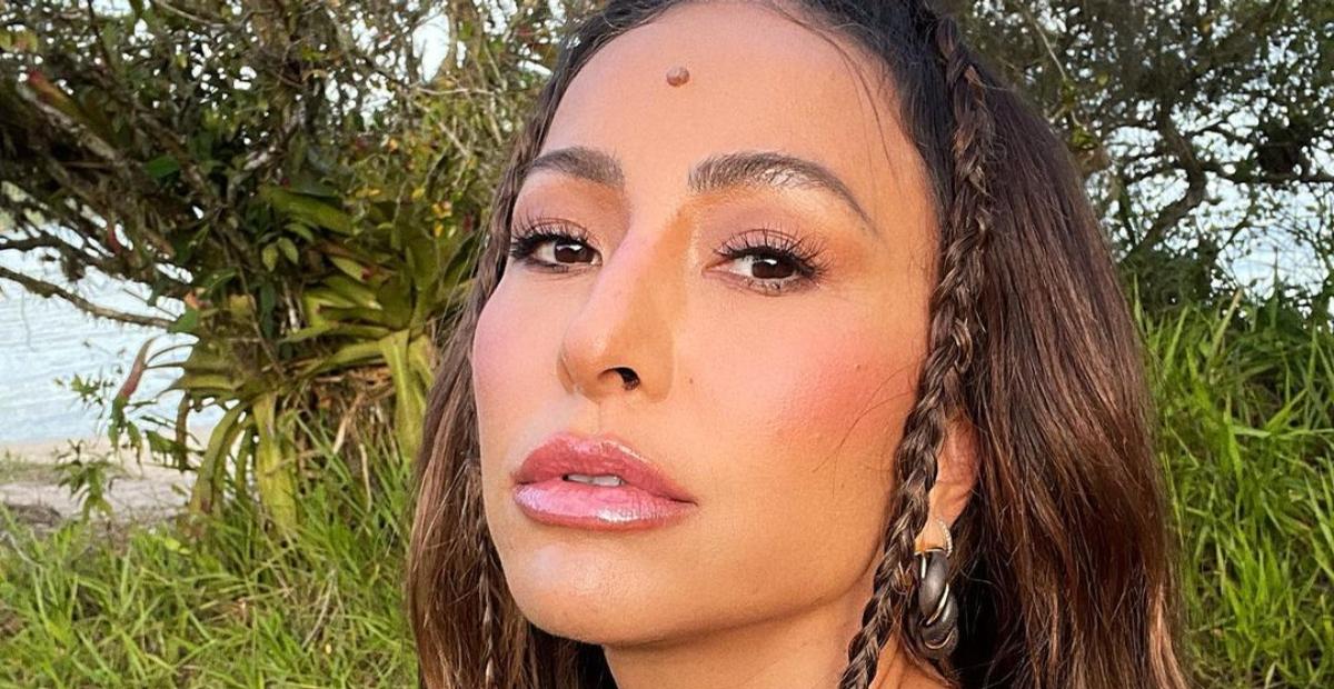 Sabrina Sato surge com look diferente e estiloso nos bastidores da Ilha Record