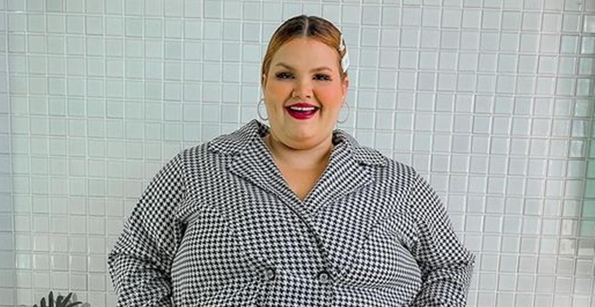 Thais Carla aposta em body vermelho, fala da autoestima e rouba a cena na web: ”Deusa demais”