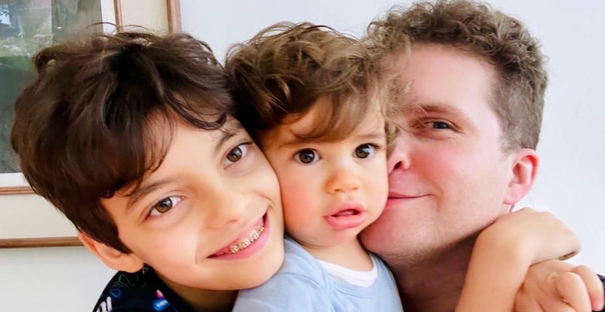 Thiago Fragoso encanta fãs ao surgir ao lado dos dois filhos: ”Que família linda!”