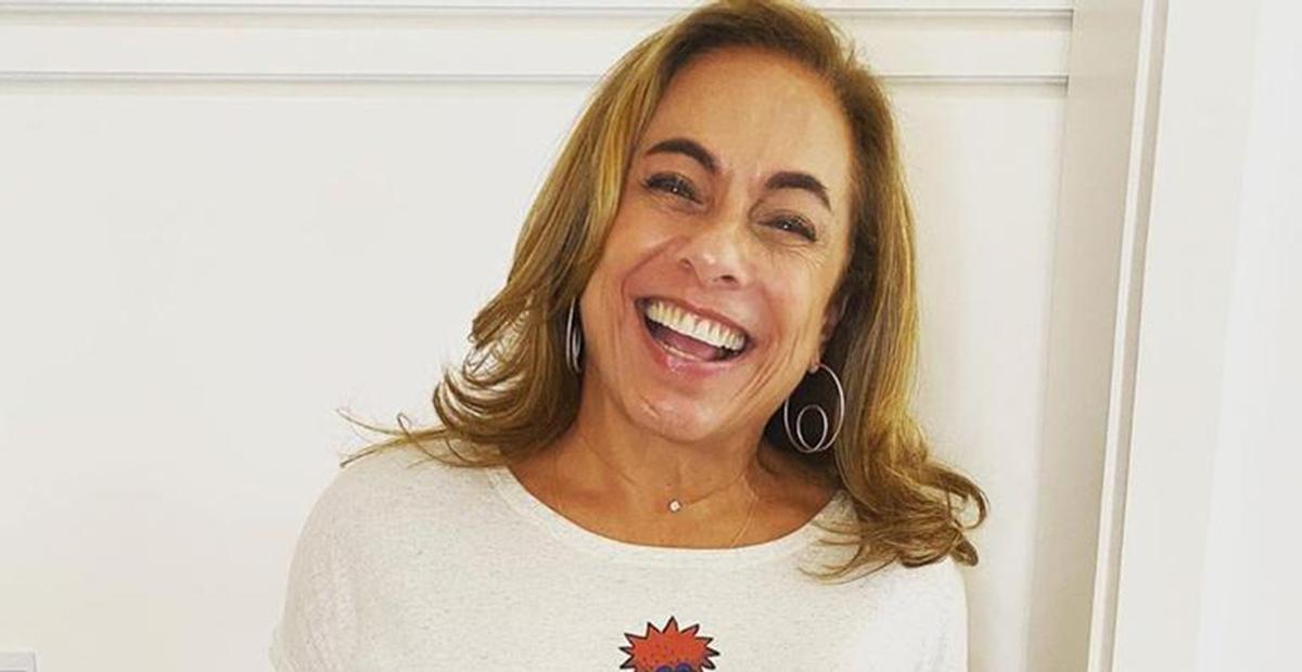 Aos 64 anos, Cissa Guimarães é flagrada de biquíni e chama atenção em praia no Rio