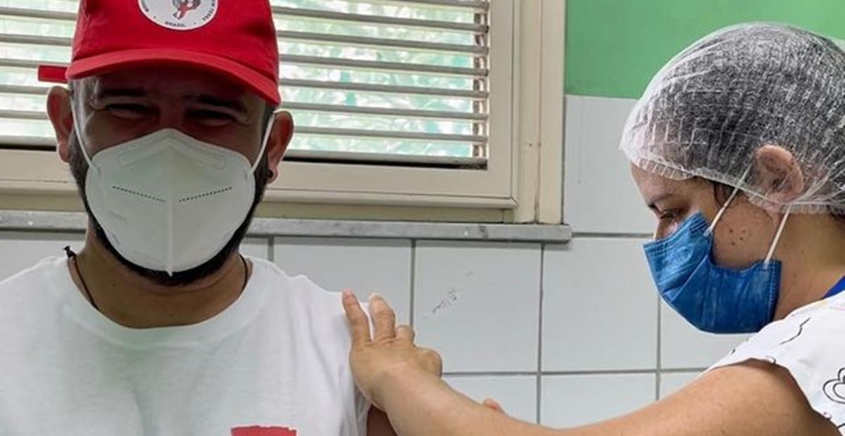 Bráulio Bessa toma segunda dose da vacina da covid-19: ”Esperança na alma”
