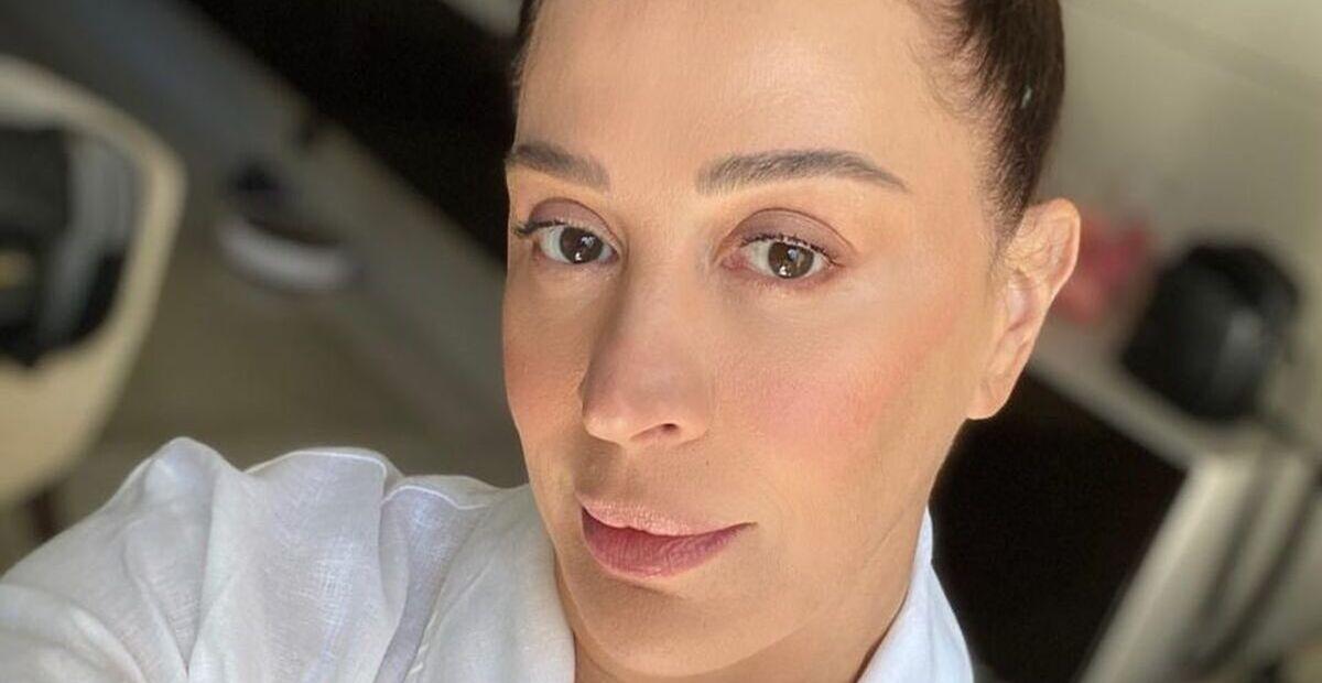 Só de blazer e botas no joelho, Claudia Raia surge arrasadora: “Deusa!”