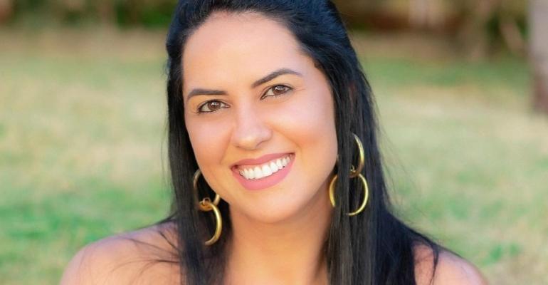 Graciele Lacerda ostenta corpaço sarado com biquíni fininho e pernões roubam a cena: ”Deusa!”
