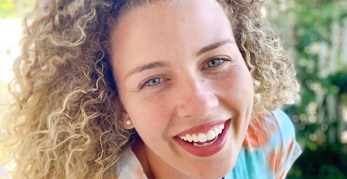 Grávida de 9 meses, Debby Lagranha impressiona ao mostrar barrigão na praia