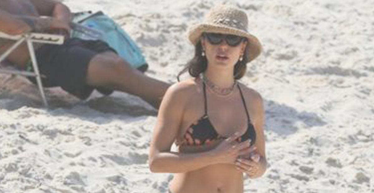 Com o filho, Isis Valverde esbanja beleza na praia e impressiona com curvas esculturais