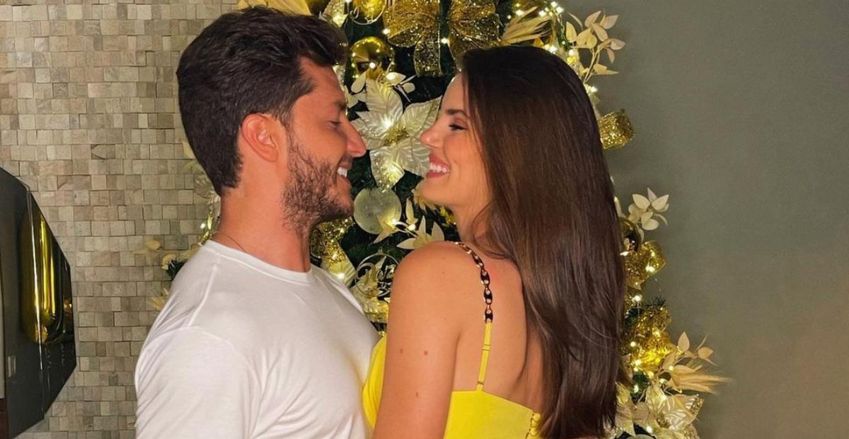Klebber Toledo rasga elogios para Camila Queiroz para celebrar a reprise de Verdades Secretas