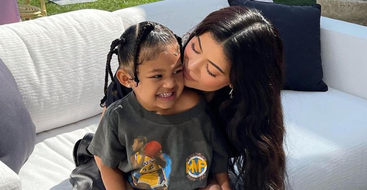 Kylie Jenner posta sequência de fotos da filha, Stormi, e encanta: ”Ícone fashion”
