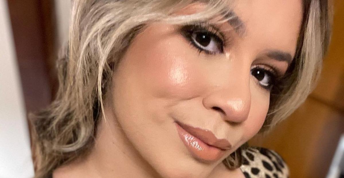 Em Tulum, Marília Mendonça exibe corpão sequinho de biquíni cavado em frente ao espelho