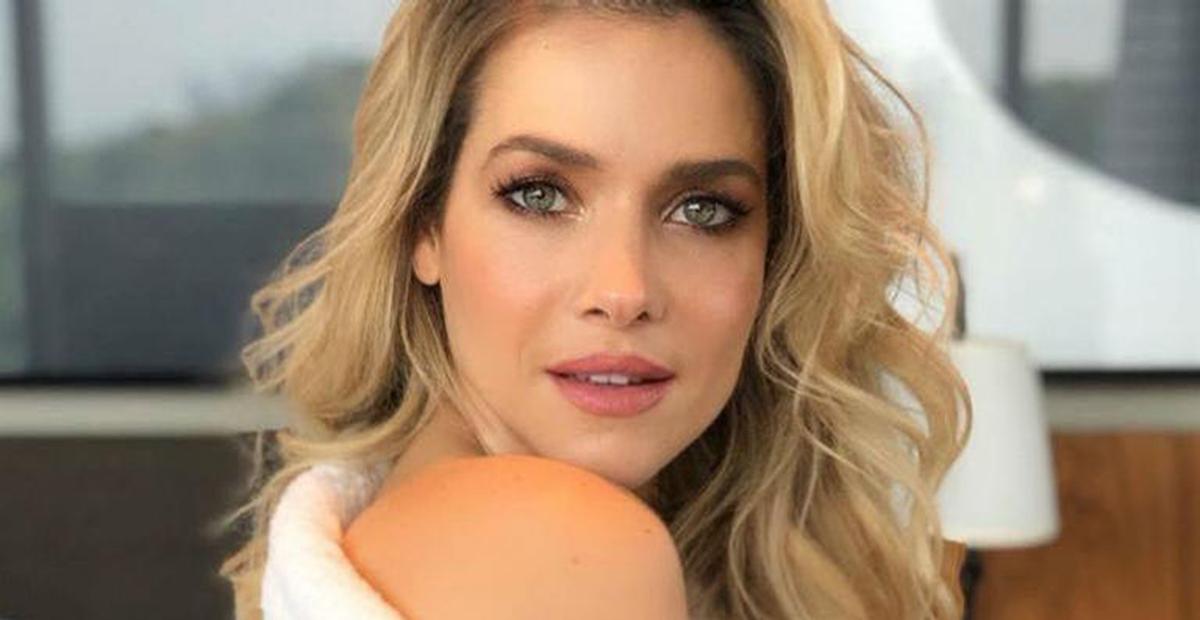 Monique Alfradique pega pesado na malhação e impressiona com abdômen trincado