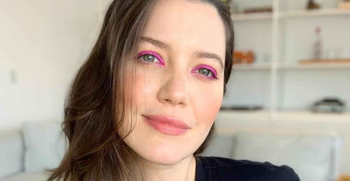 Nathalia Dill surge renovando o bronzeado em sequência de fotos na praia