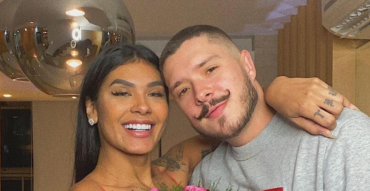 Pocah faz tratamento de laser no rosto em dia de beleza com o noivo, Ronan Souza