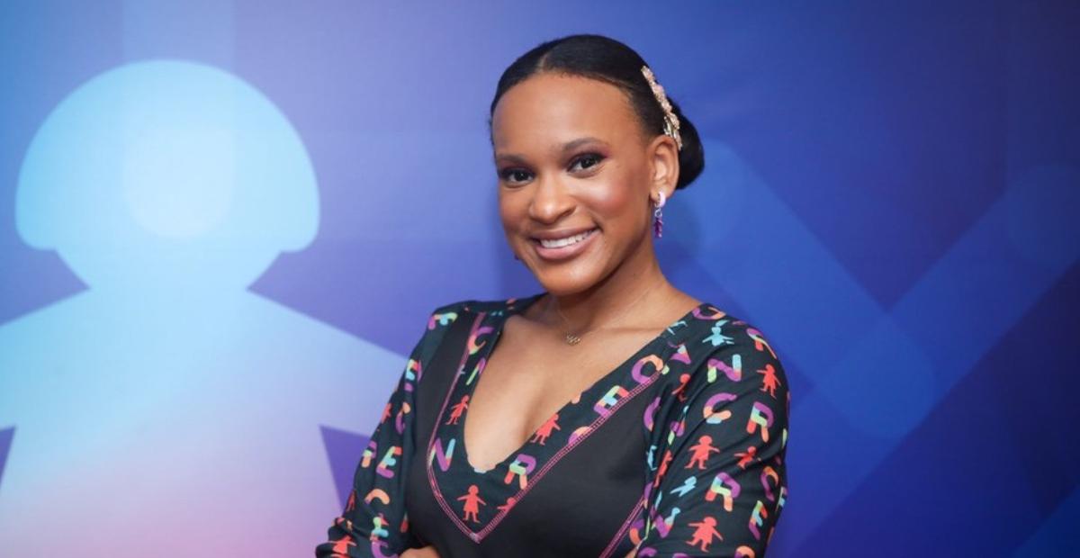 Campeã olímpica Rebeca Andrade solta a voz e canta com Iza no palco do ‘Criança Esperança’
