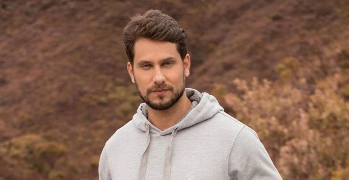 Elieser Ambrosio toma a segunda dose da vacina: ”Viva a vida”