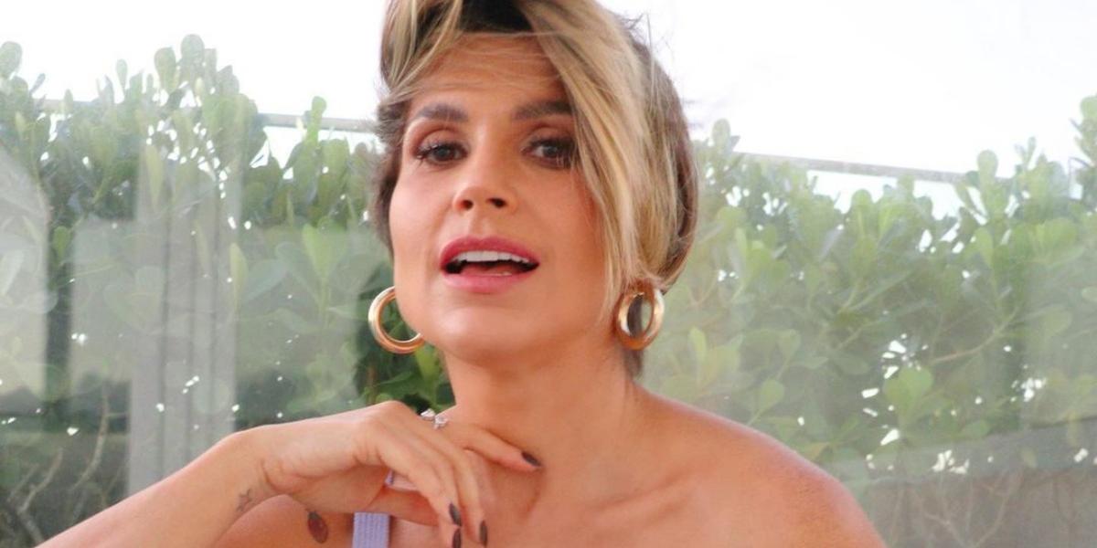Repleta de estilo, Flávia Alessandra exibe curvas saradas em shorts branco: ”Clima de treino”