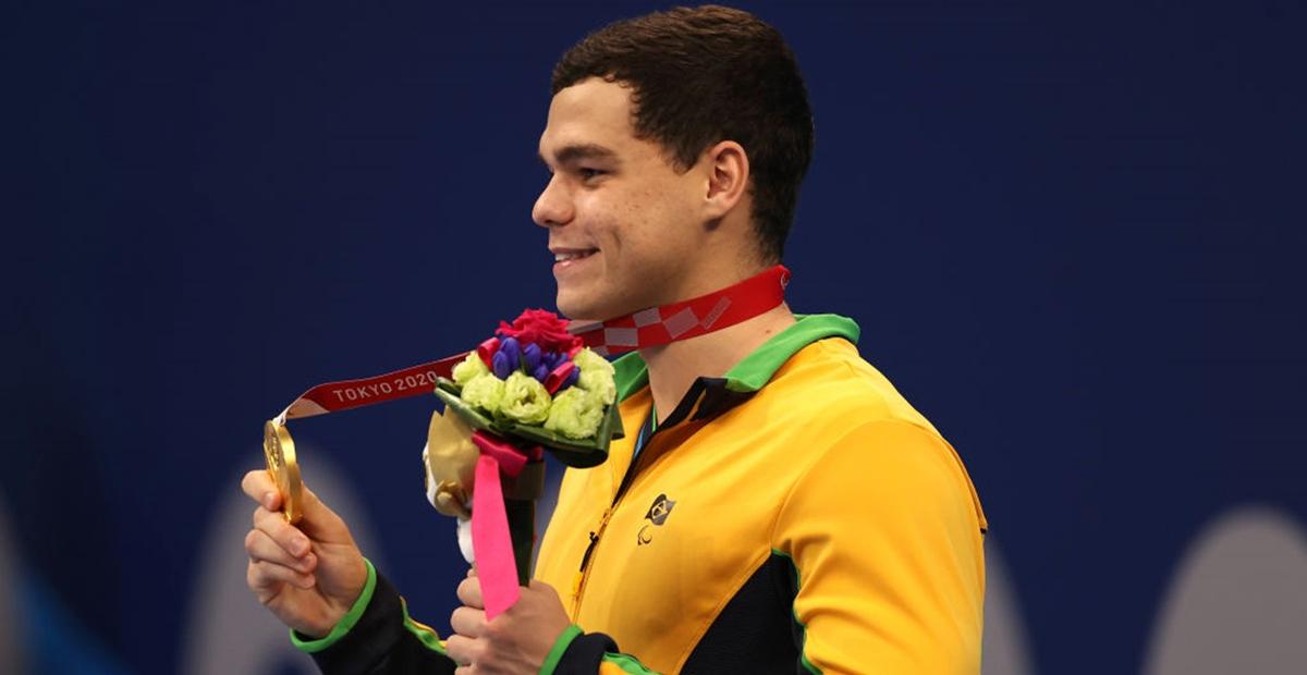 Gabriel Bandeira conquista 1ª medalha de ouro do Brasil nas Paralímpiadas e comemora na web