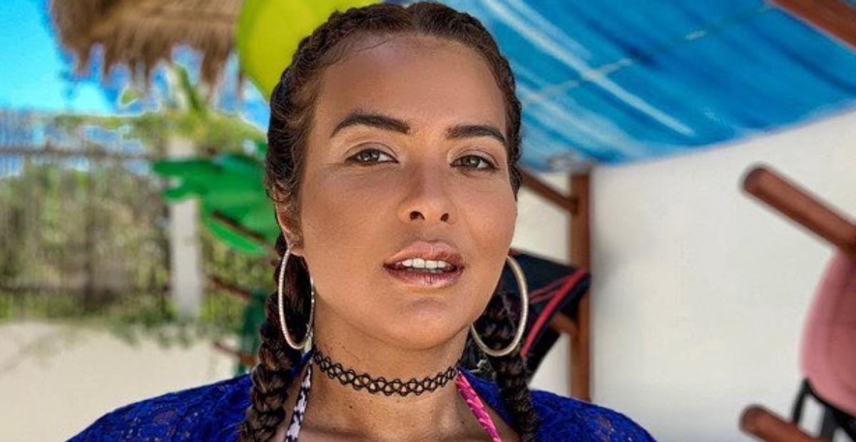 No Ceará, Geisy Arruda puxa maiô cavadíssimo até o limite e exibe corpaço: ”Que marquinha”