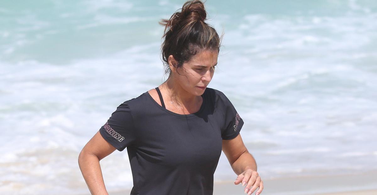Giovanna Antonelli rouba a cena com curvas definidas ao treinar na praia