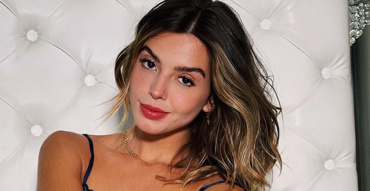 Sem sutiã, Giovanna Lancellotti deixa a camisa aberta em look arrasador e colorido: ”Que gata!”