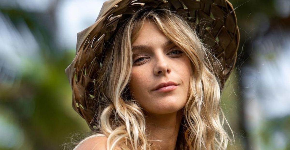 Na cama, Isabella Santoni surge belíssima com vestido grifado de quase R$14 mil: ”Deusa”