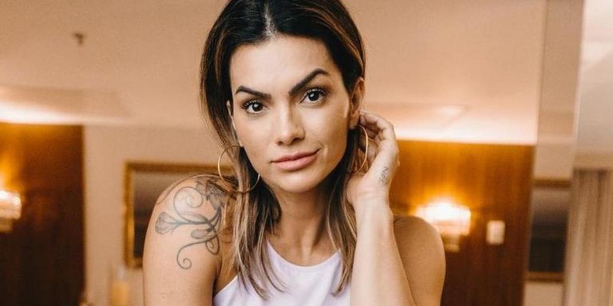 Kelly Key aposta em vestido transparente com fenda e corpão rouba a cena: ”Que mulher é essa?”