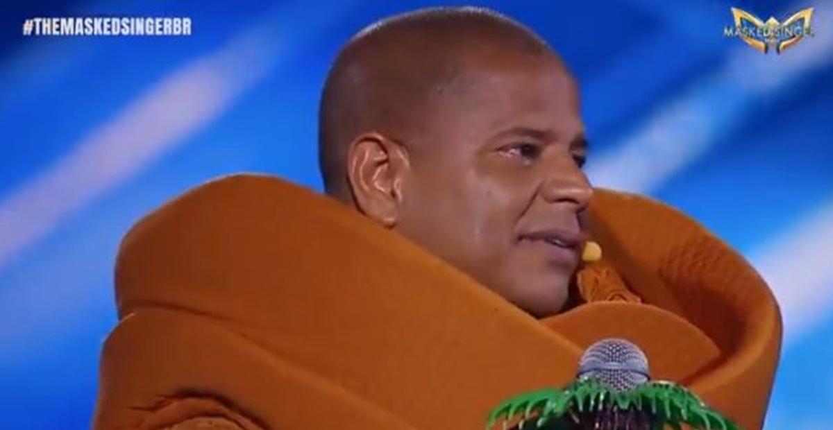 Marcelinho Carioca se emociona ao ser desmascarado no ‘The Masked Singer Brasil’
