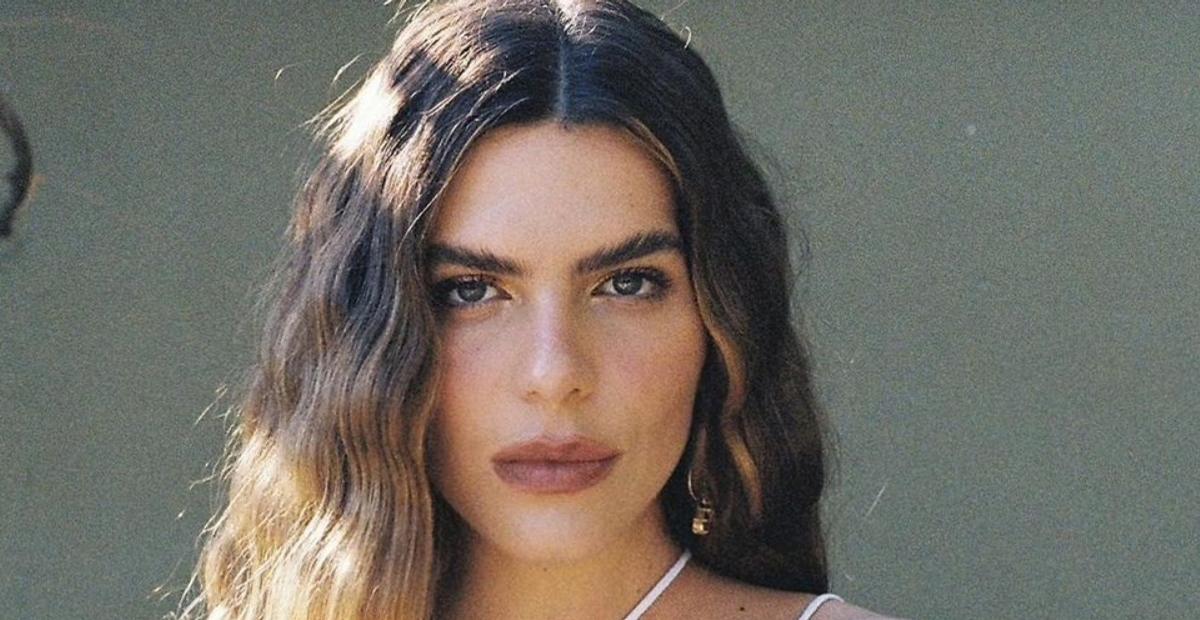 Sem nada por baixo, Mariana Goldfarb deixa a camisa toda aberta e exibe shape impecável: ”Deusa”