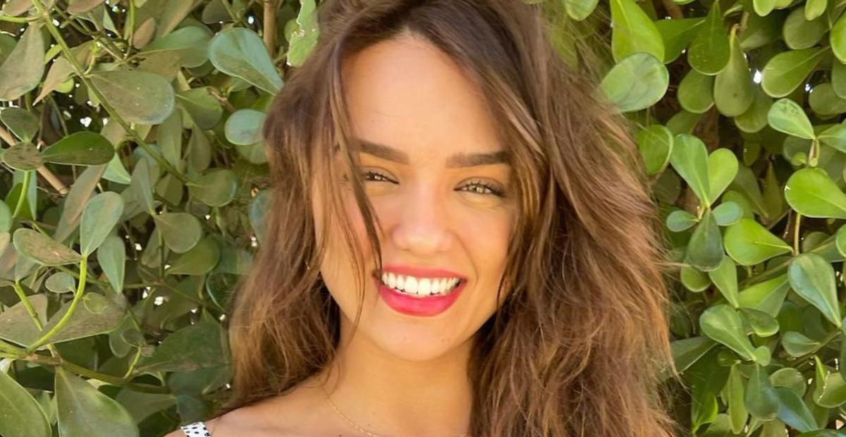 Rafa Kalimann arranca elogios de fãs ao surgir de biquíni em praia paradisíaca: ”Maravilhosa”