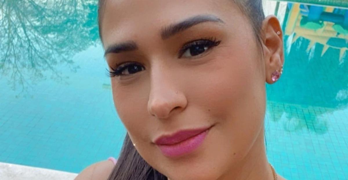 Simone marca a cinturinha ao escolher look chiquérrimo e decotado para o The Masked Singer