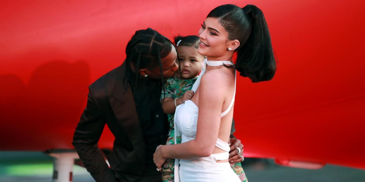 Travis Scott compra um ônibus escolar para realizar vontade da filha, Stormi Webster
