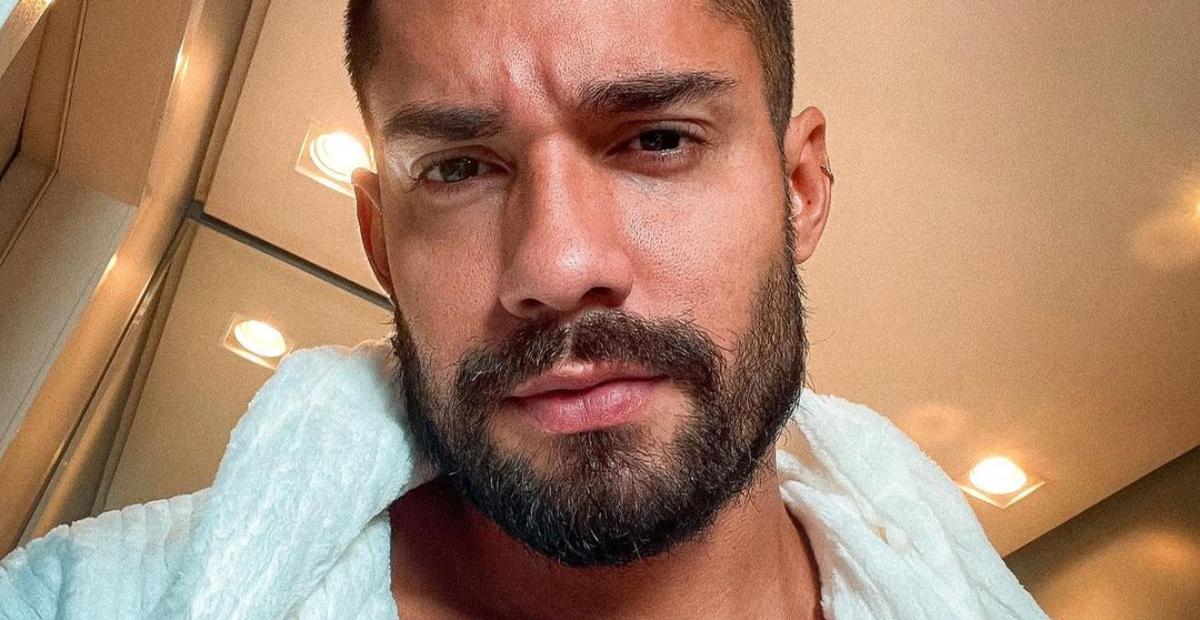 Bil Araújo aparece jogando futevôlei na praia só de sunga e corpão chama atenção: ”Deus grego”