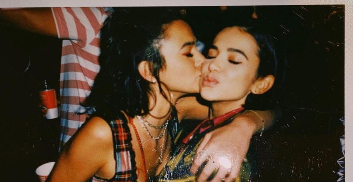 Bruna Marquezine e Manu Gavassi se divertem nos bastidores de série da Netflix