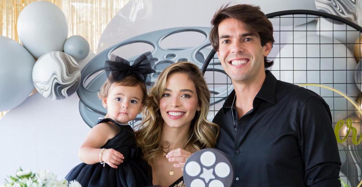 Carol Dias surge ao lado de Kaká dando comida para Esther e encanta a web: ”Família linda”