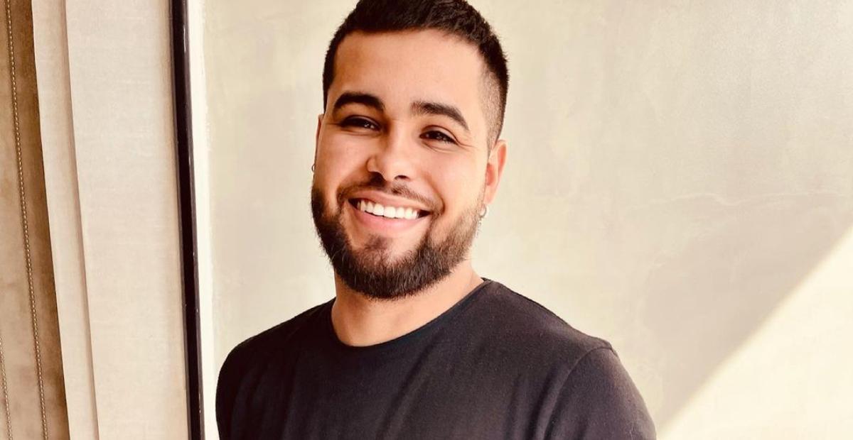 Jerry Smith é vacinado contra covid-19 e comemora na web: ”Que essa pandemia acabe logo!”