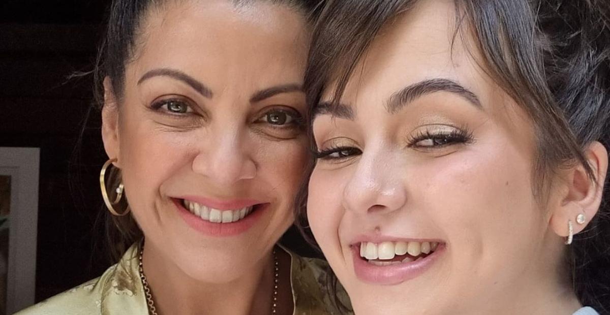Klara Castanho surge ao lado de Thalita Rebouças e se declara: ”Mamãe postiça”