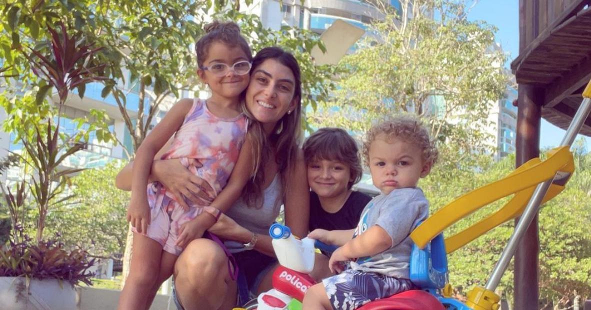 Mariana Uhlmann leva os filhos à escola e celebra: ”A Maria entrou andando sem chorar”