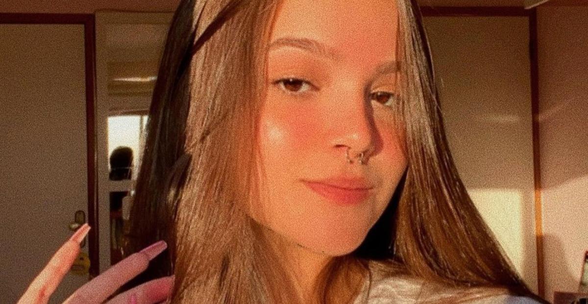 Mel Maia toma primeira dose da vacina contra a covid-19 e celebra com os fãs