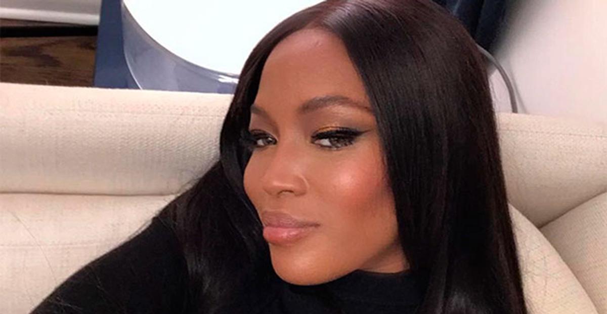 Luxo! Naomi Campbell surge deslumbrante ao lado de Claudia Schiffer