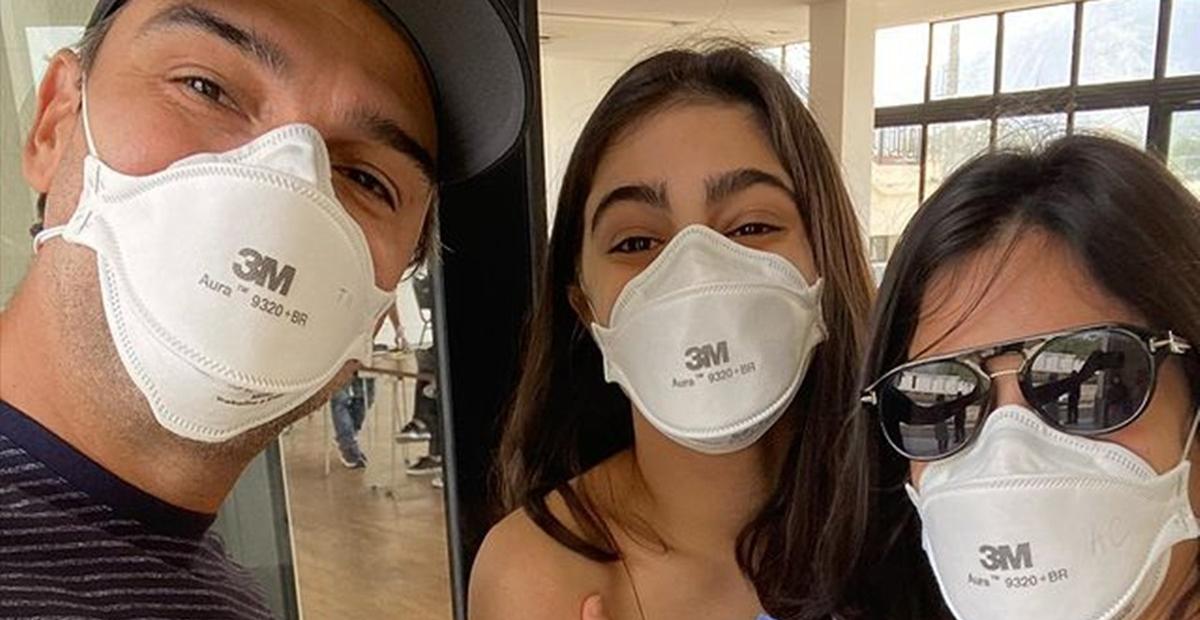 Tadeu Schmidt mostra a filha tomando 1ª dose da vacina da covid-19 e se emociona: ”Você merece”