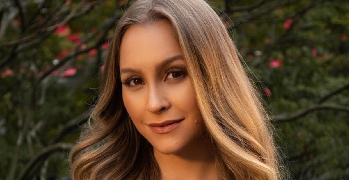Carla Diaz dança na frente das pirâmides e chama atenção no Egito
