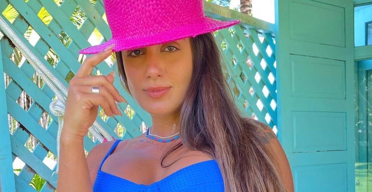 Carol Peixinho exibe corpo escultural de biquíni cavado fio dental na praia: ”Obra de arte”