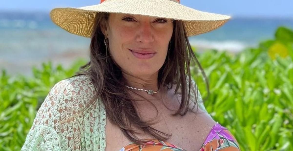 Elaine Mickely exibe shape escultural com biquíni fininho no mar paradisíaco do Caribe: ”Perfeita”
