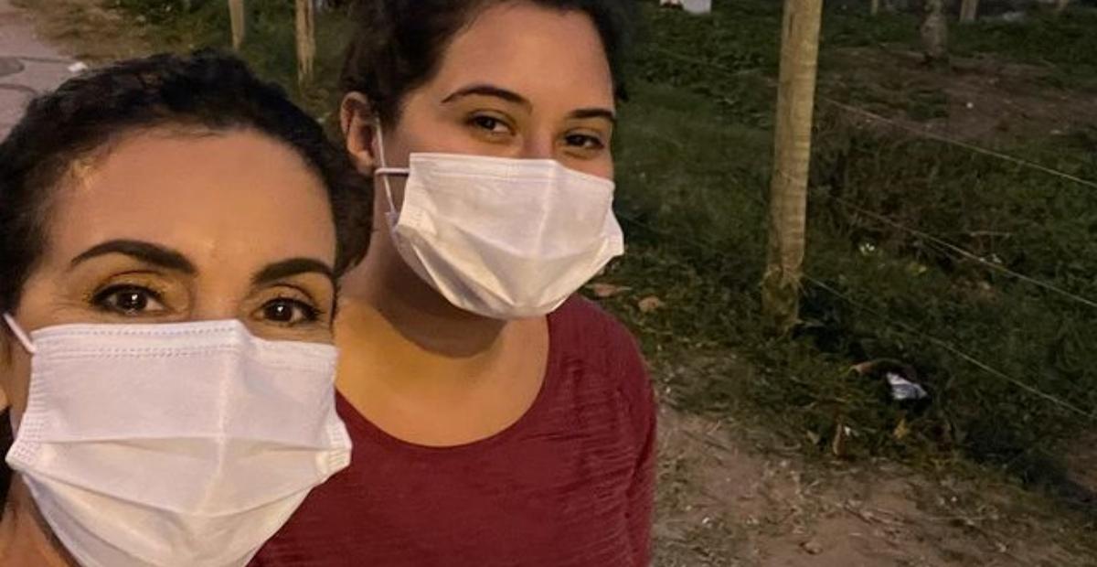 Fátima Bernardes posta foto com a filha após caminhada na praia: ”Uma delícia”